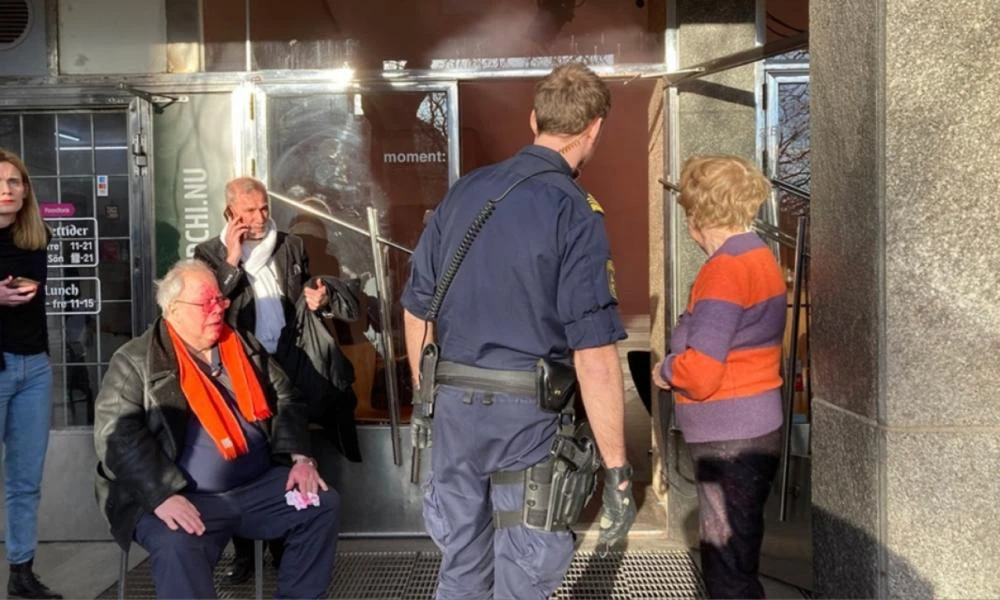 Επίθεση σε αντιφασιστική εκδήλωση στη Σουηδία: Μασκοφόροι πέταξαν καπνογόνα μέσα σε θέατρο (Βίντεο)